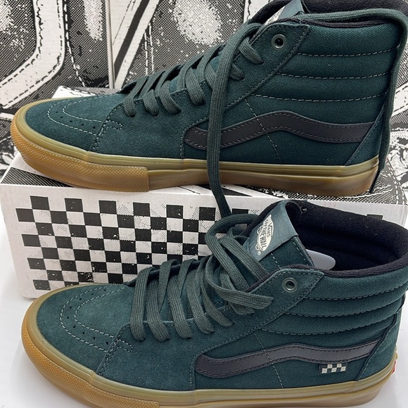 Vans Men’s Skate Sk8-Hi
Green/Gum
VN0A2Z3317P
Sneakers - Picture 2 of 16